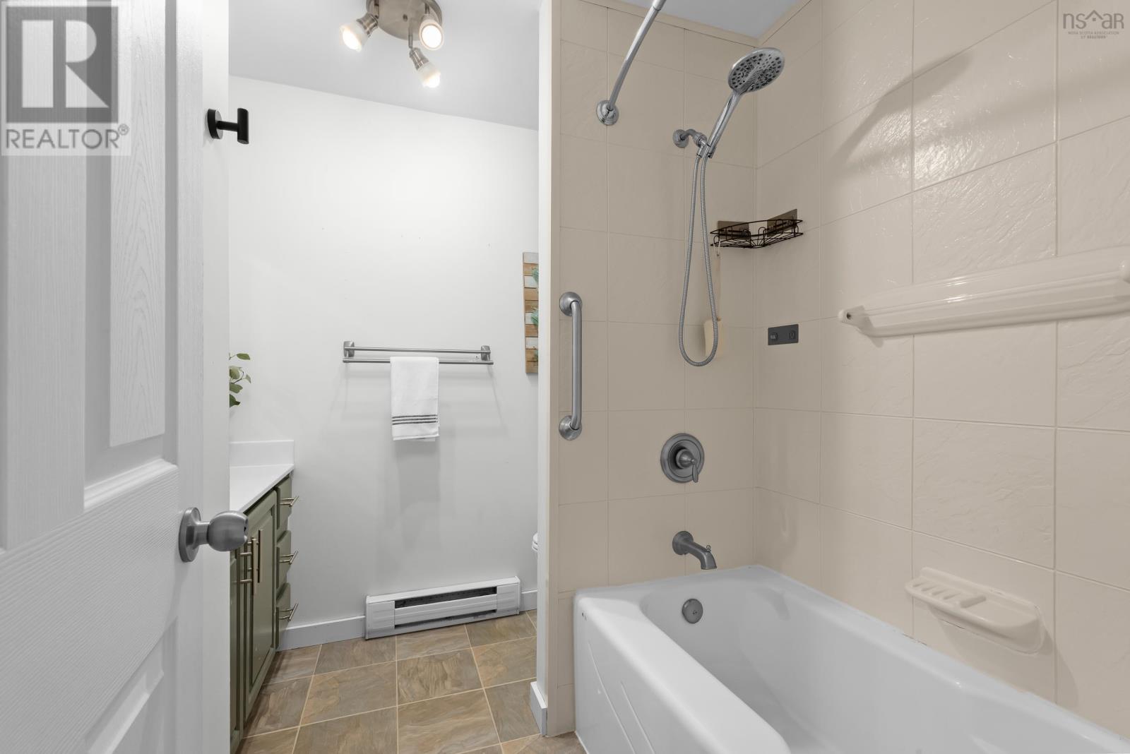 #101 2 LOMBARDY LANE - 16