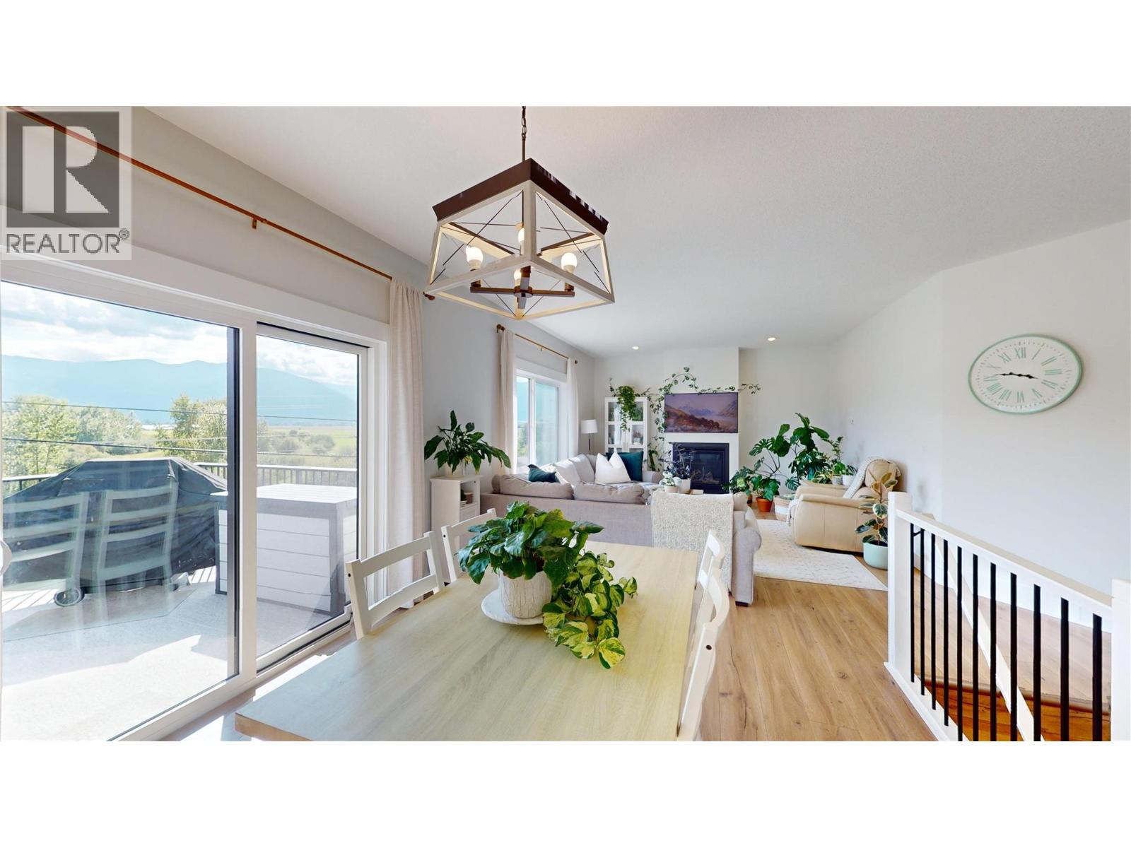 825 SELKIRK DRIVE - 14