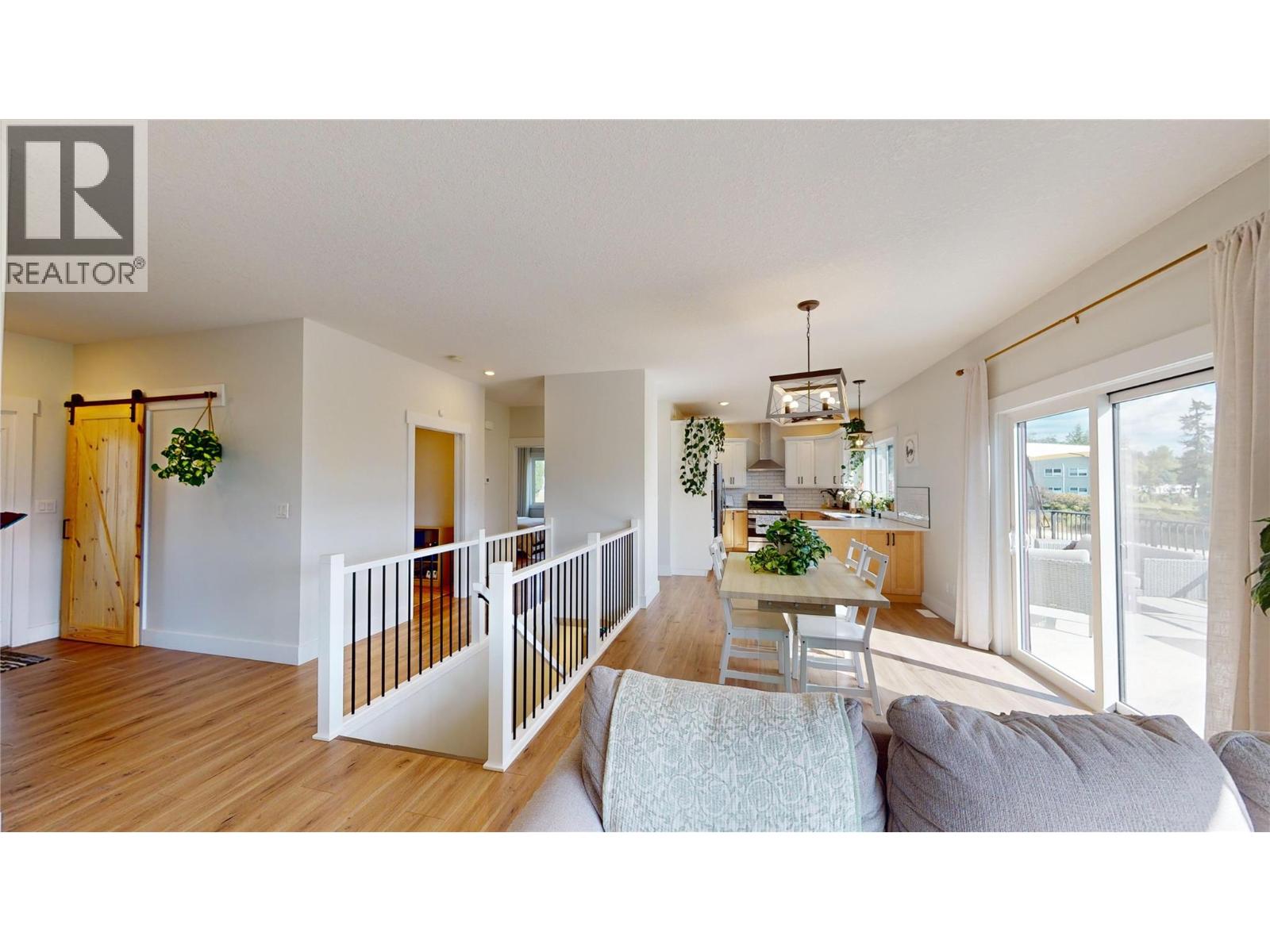 825 SELKIRK DRIVE - 10