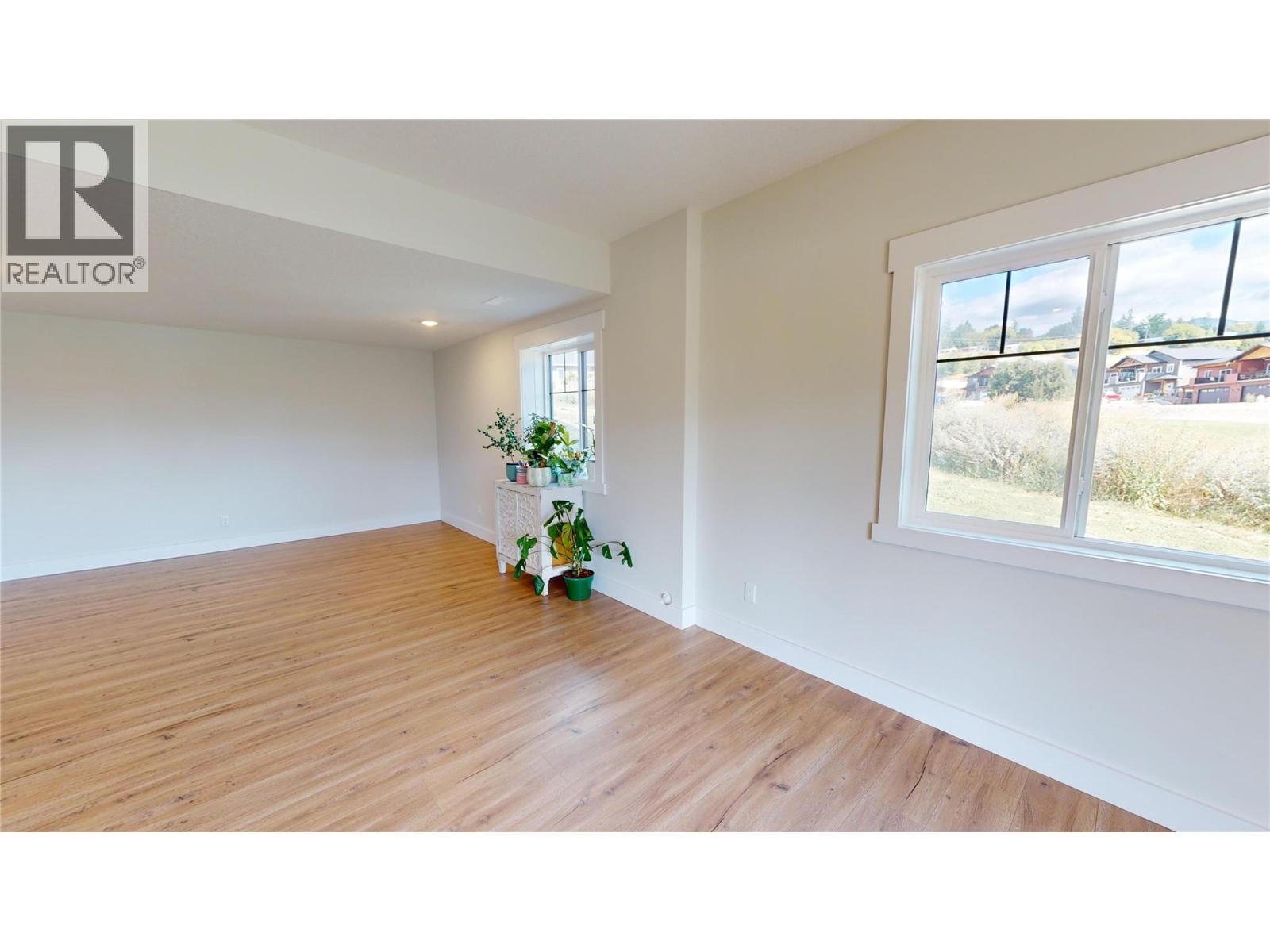 825 SELKIRK DRIVE - 31