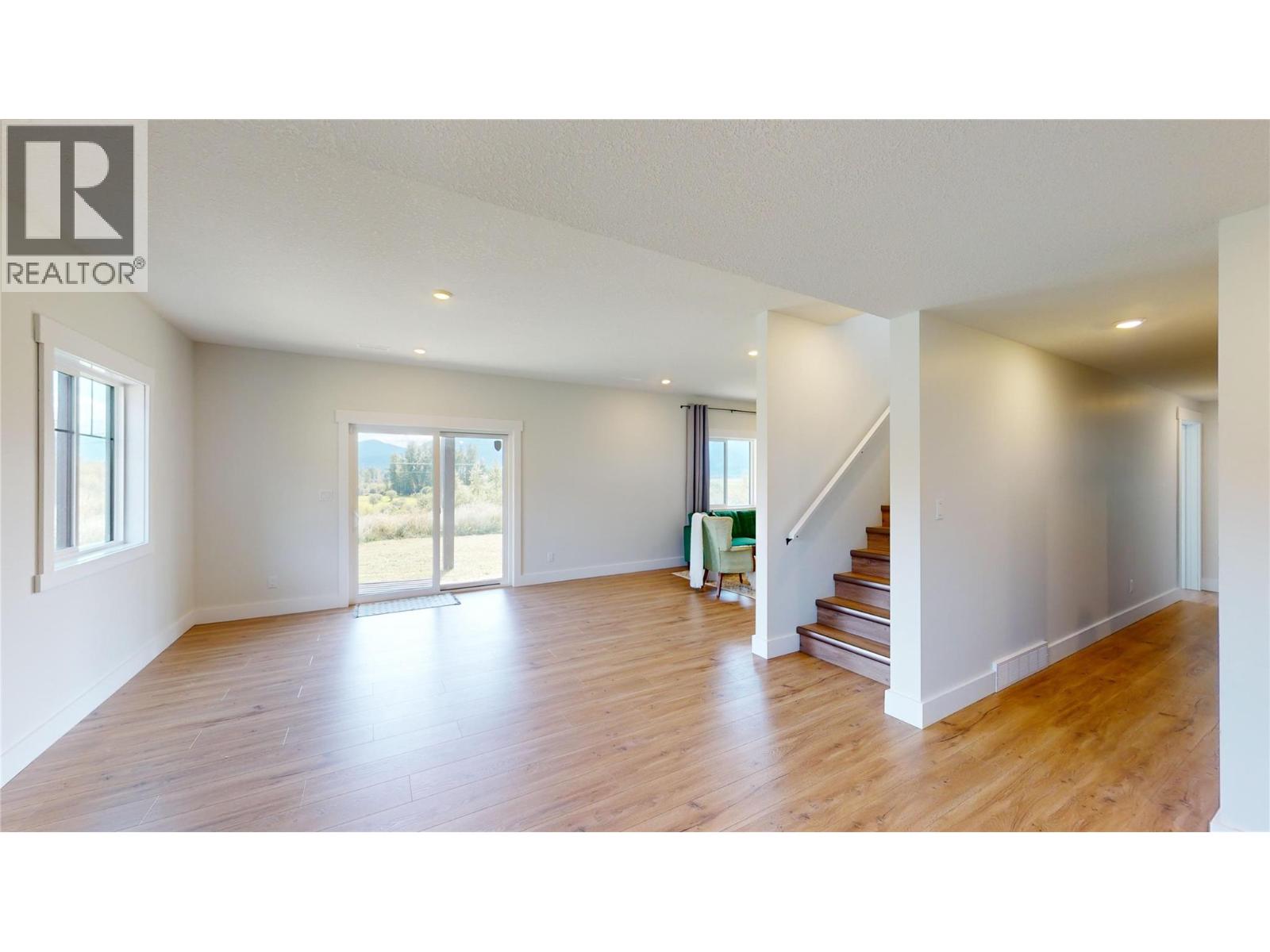 825 SELKIRK DRIVE - 32