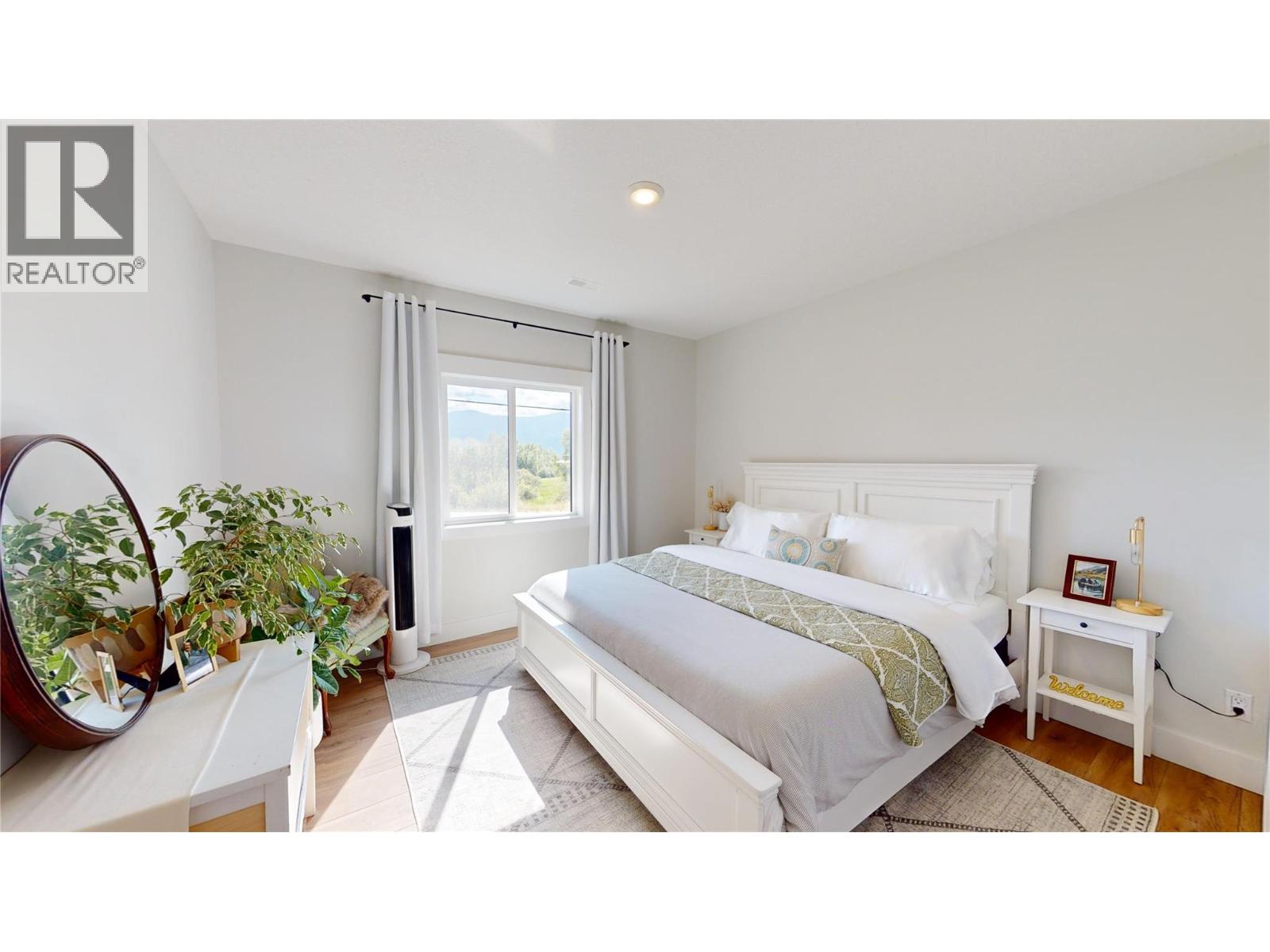 825 SELKIRK DRIVE - 33