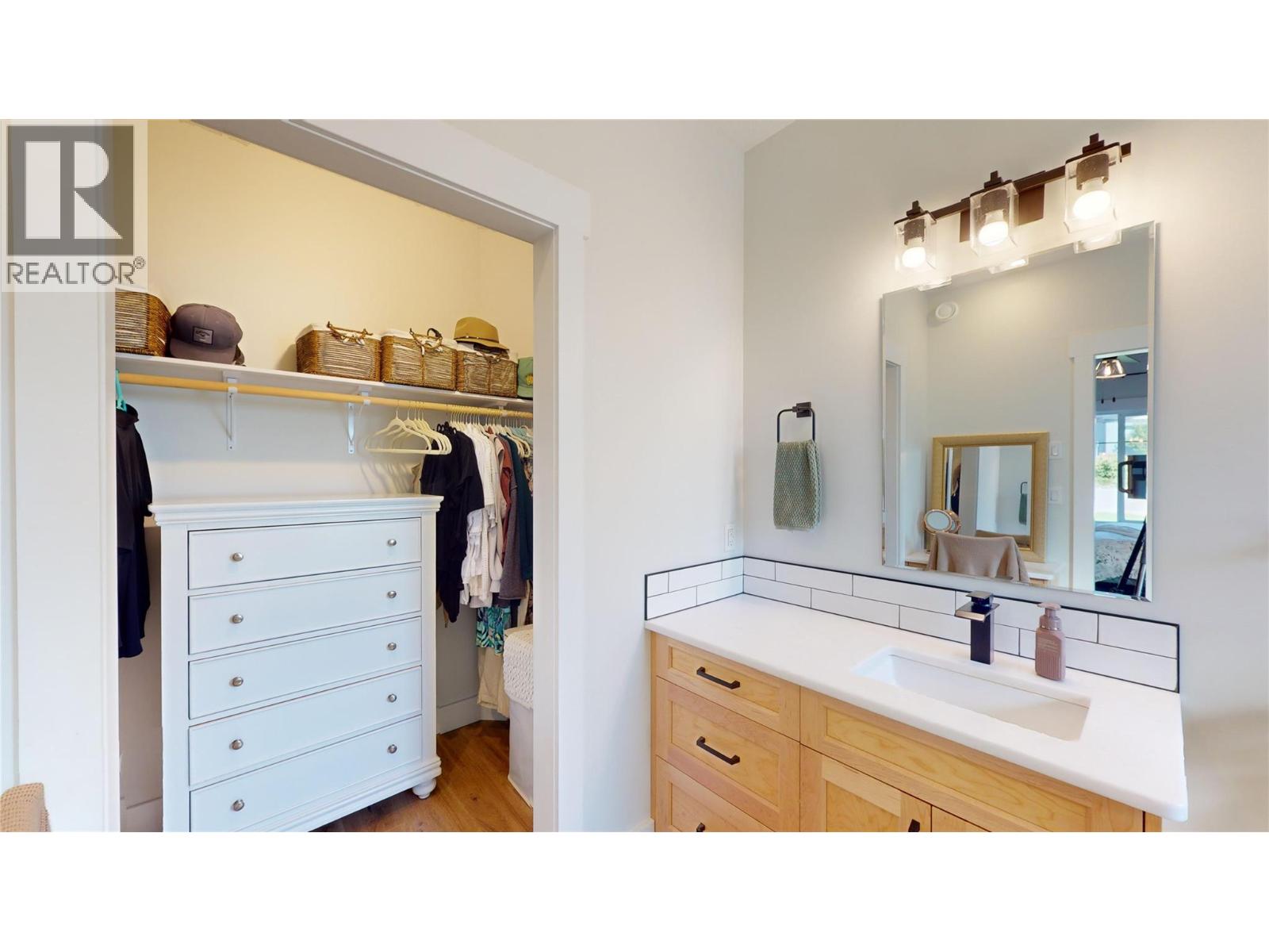 825 SELKIRK DRIVE - 23