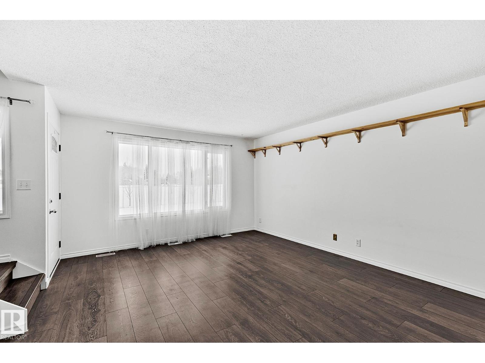 11365 22 AV NW - 10