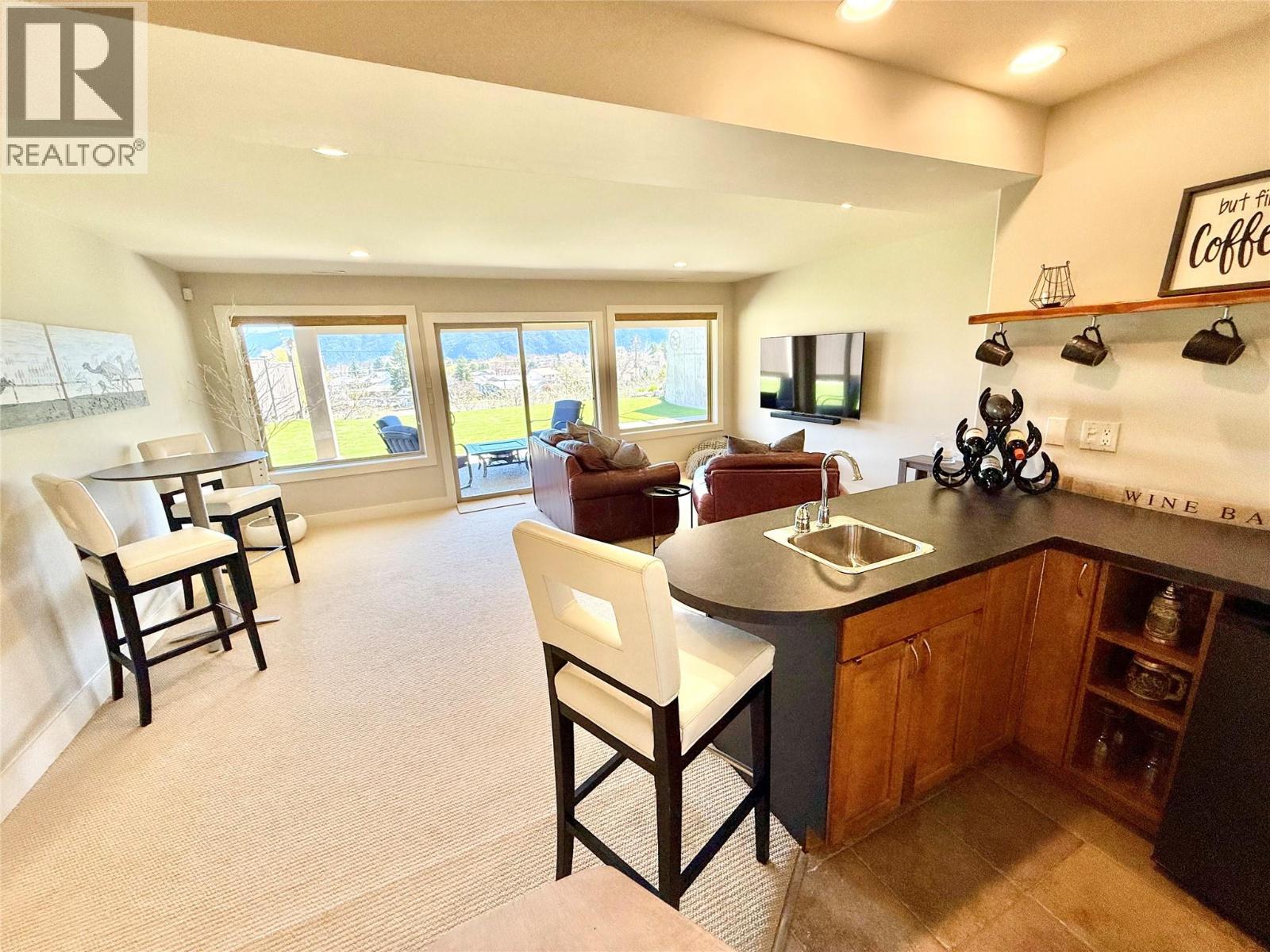 7958 MCCALLUM VIEW Drive, Grand Forks