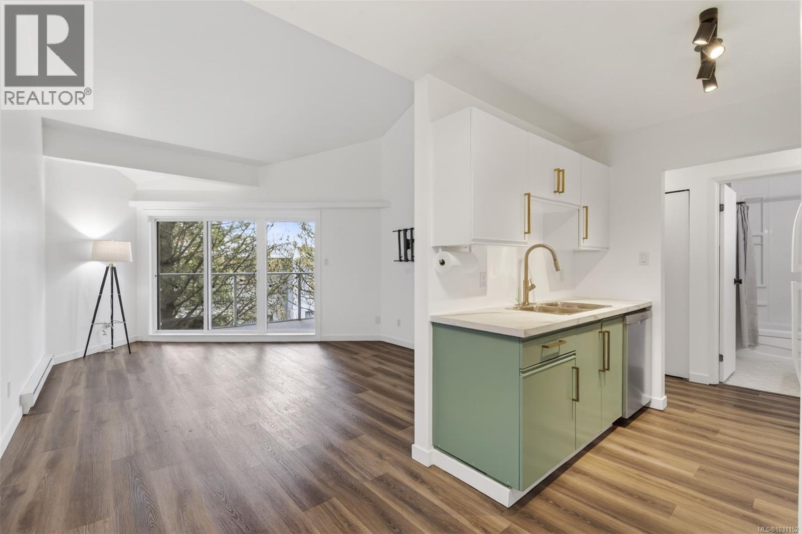 414 3277 Quadra Street, Saanich