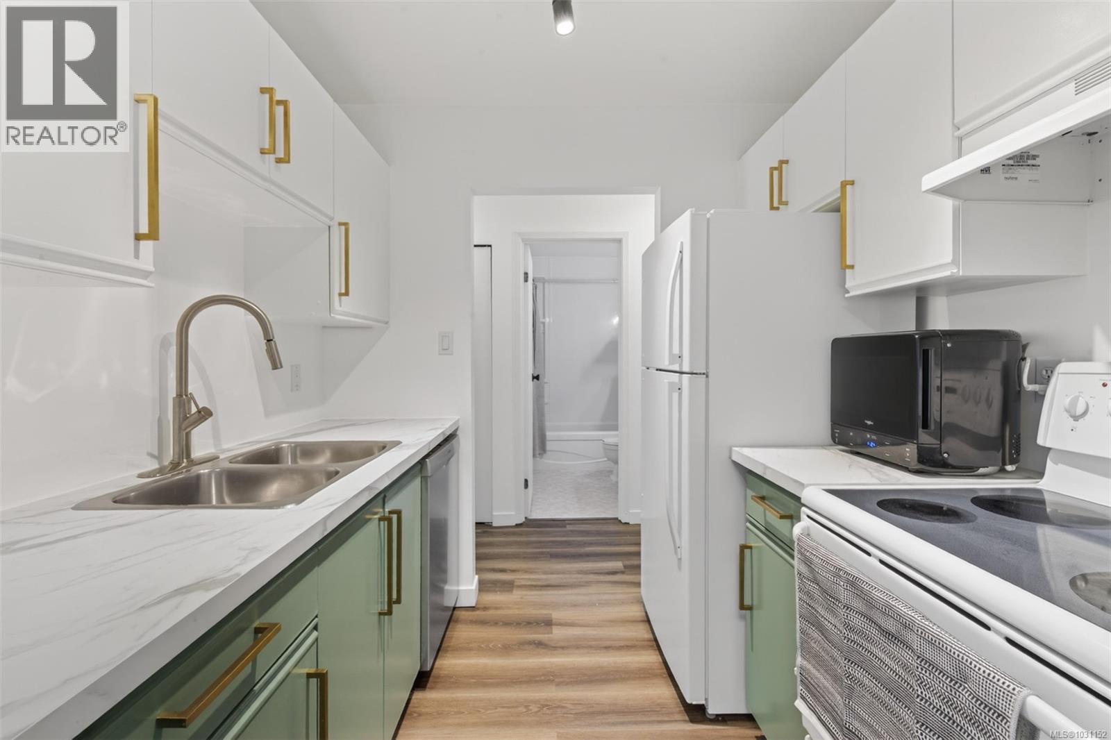 414 3277 Quadra Street, Saanich