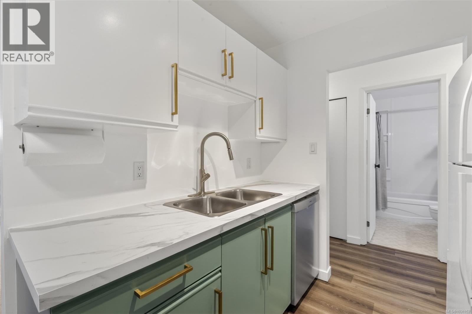 414 3277 Quadra Street, Saanich