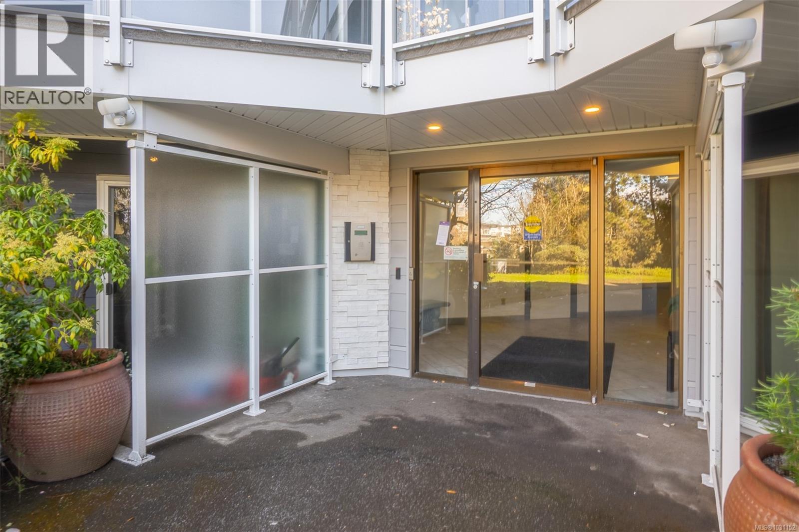 414 3277 Quadra Street, Saanich