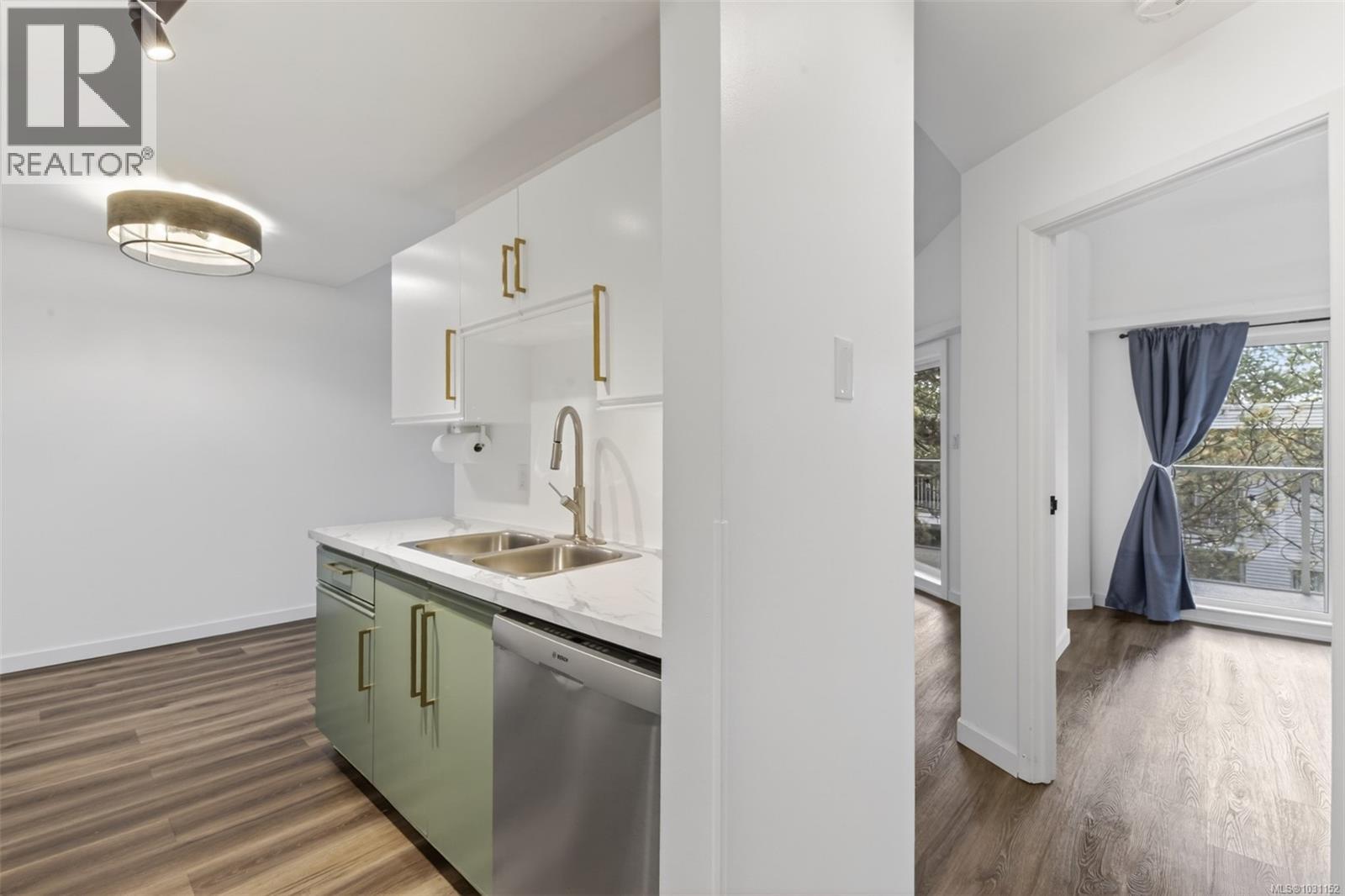 414 3277 Quadra Street, Saanich