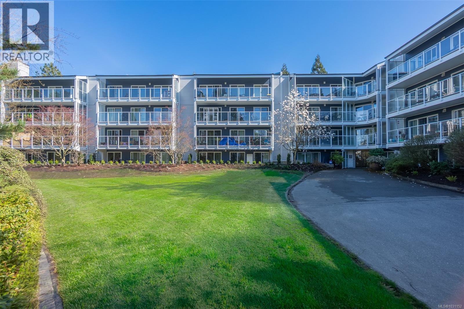 414 3277 Quadra Street, Saanich