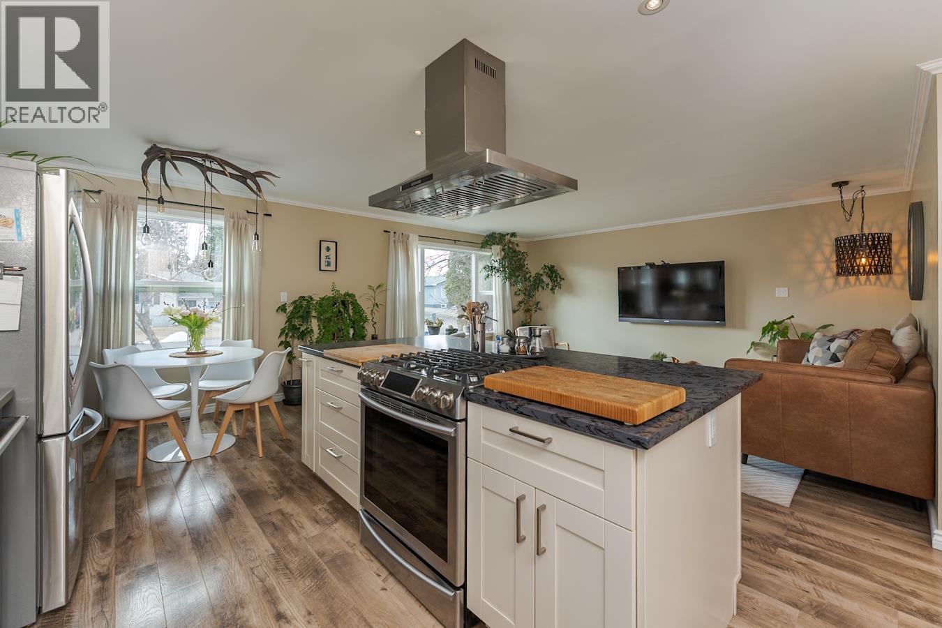 6610 ESSEX CRESCENT - 7