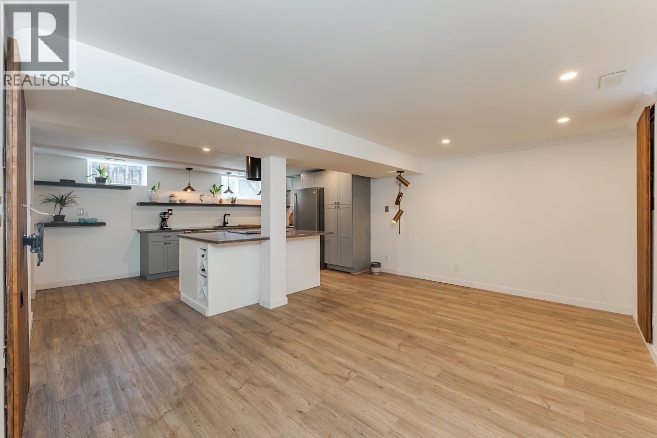 6610 ESSEX CRESCENT - 27