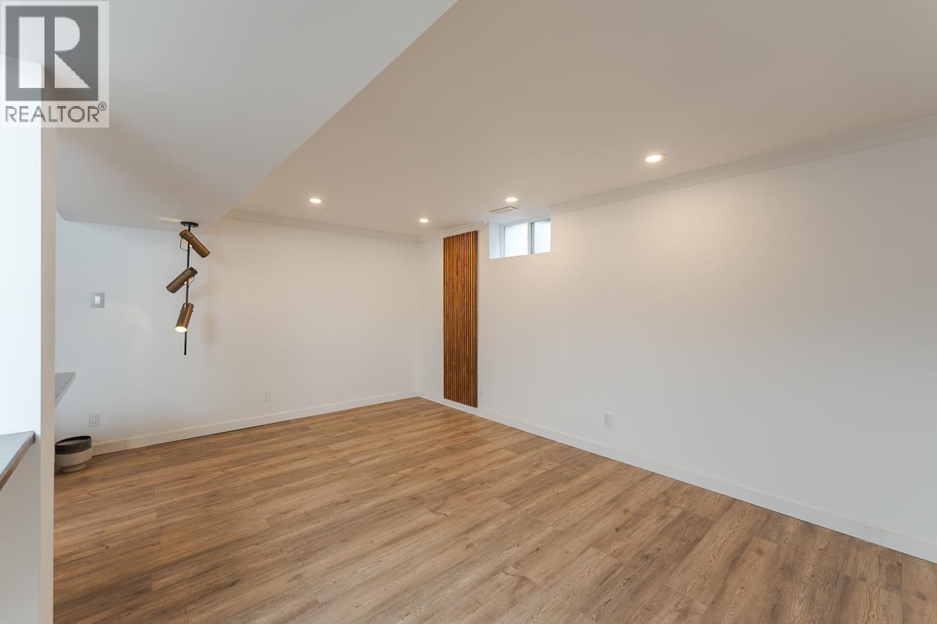 6610 ESSEX CRESCENT - 28