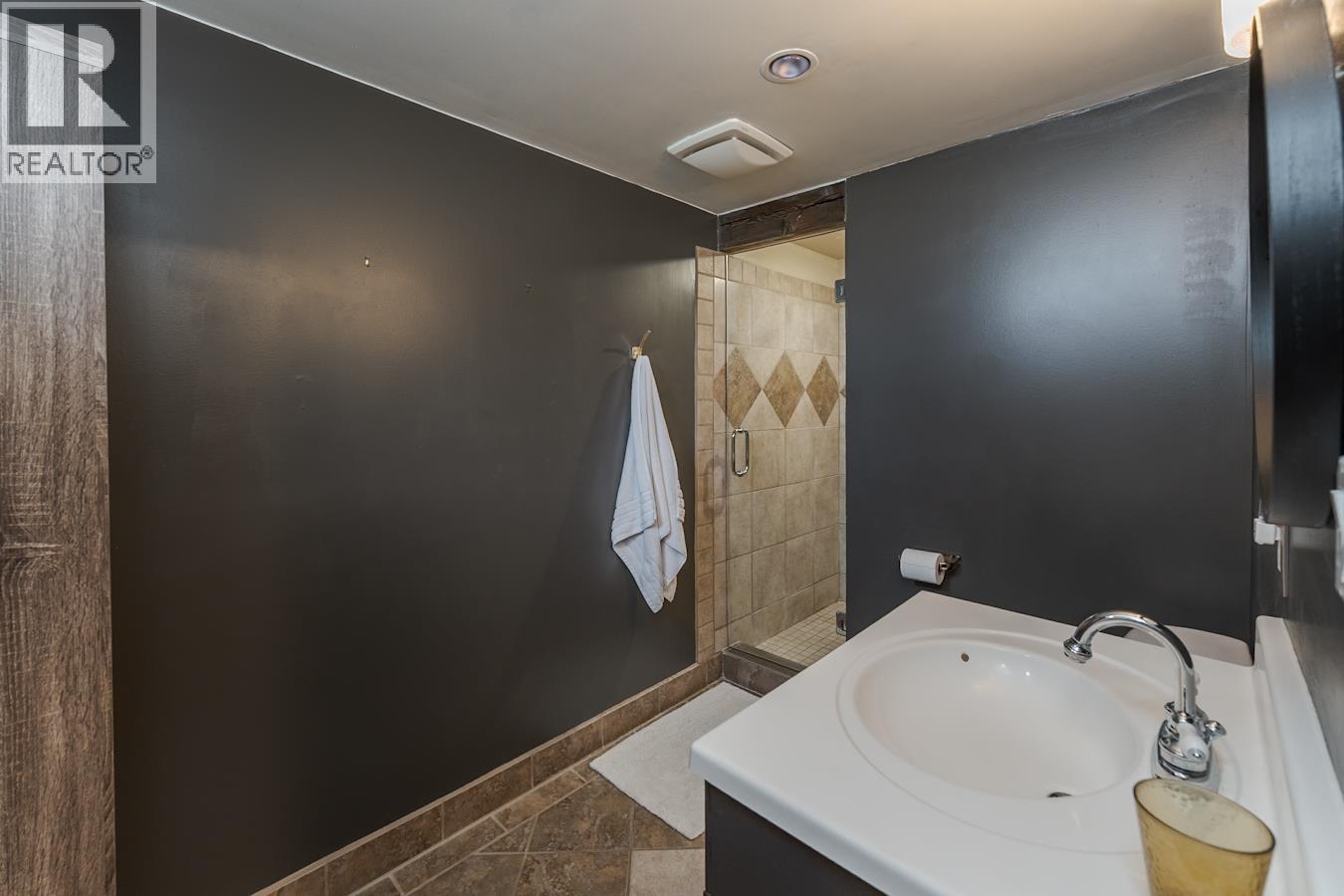 6610 ESSEX CRESCENT - 32