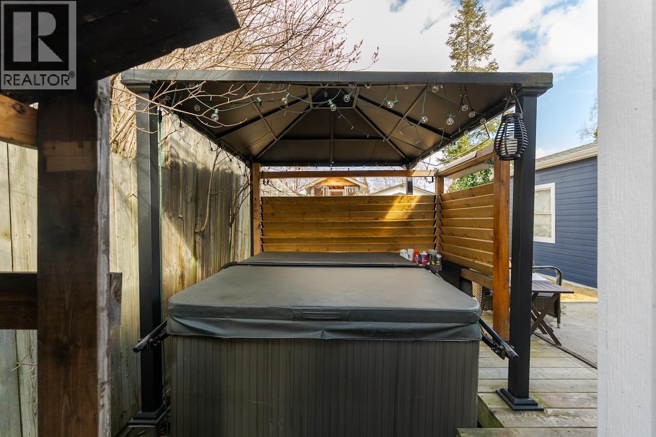 6610 ESSEX CRESCENT - 35