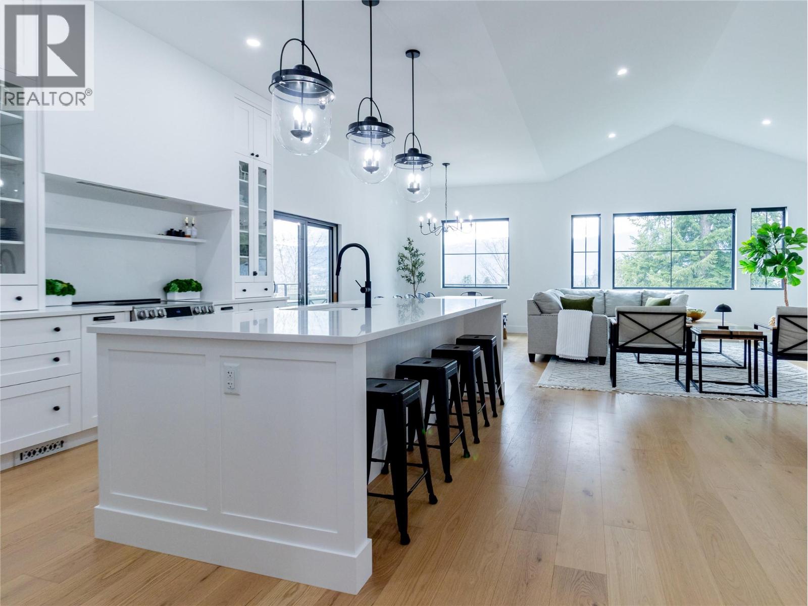  1925 35 Street, Salmon Arm