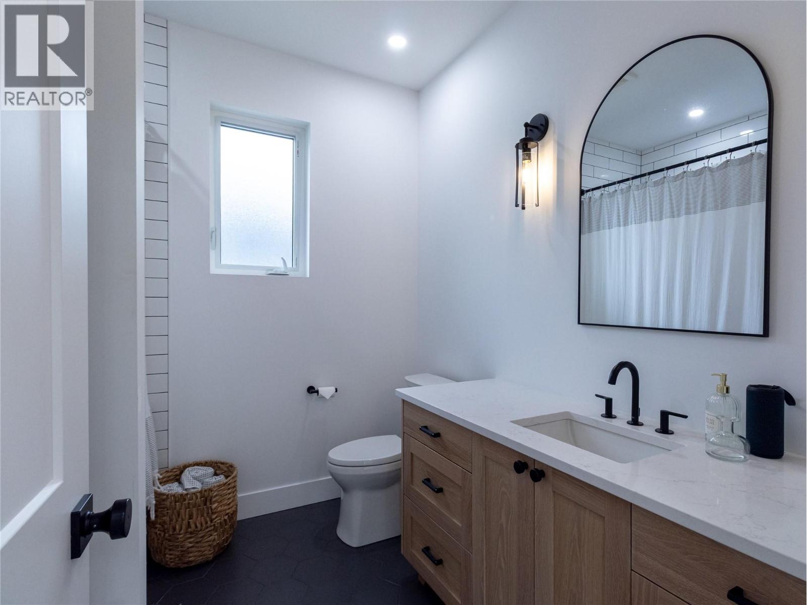  1925 35 Street, Salmon Arm