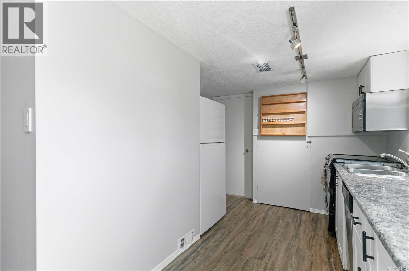  2001 Carrick Street, Oak Bay