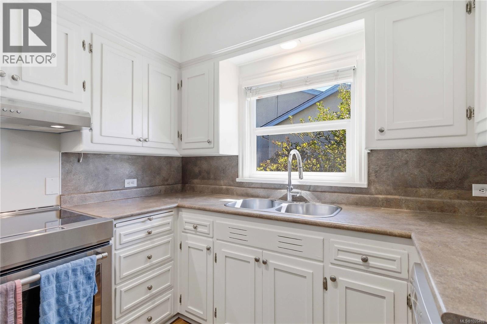  2001 Carrick Street, Oak Bay