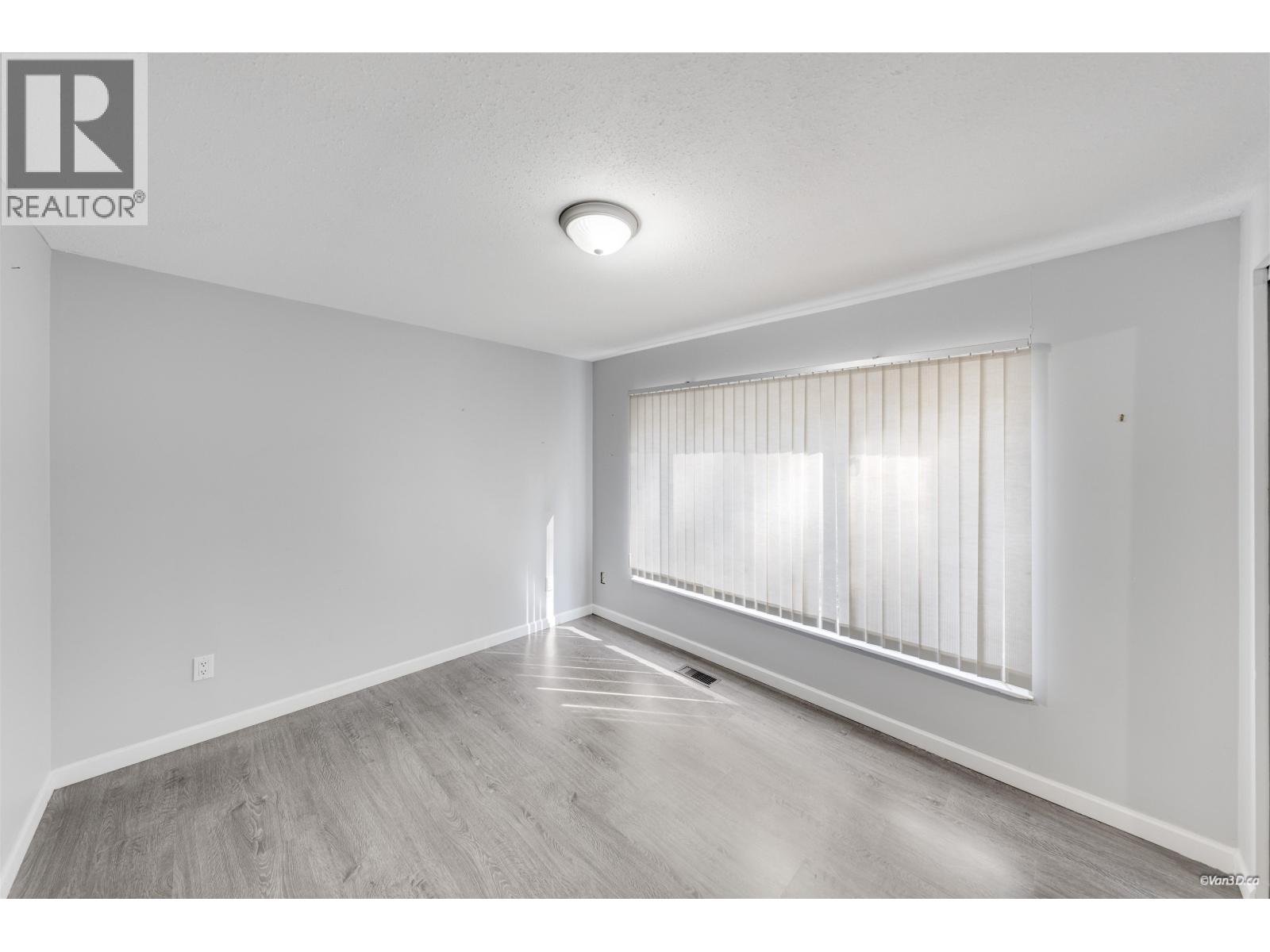 1366 KINGS AVENUE — photo 31