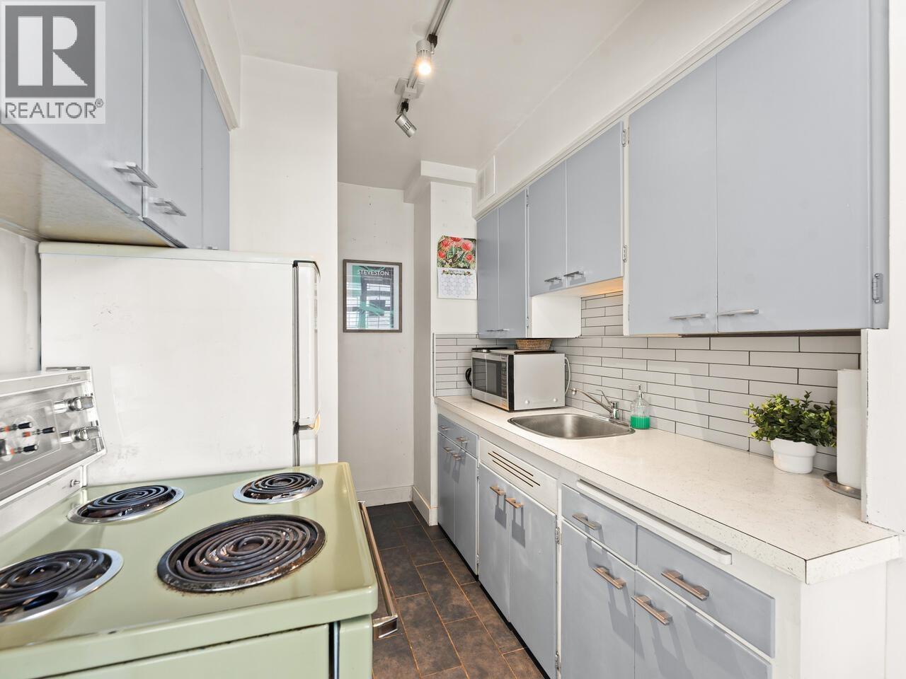 304 1975 PENDRELL STREET, Vancouver