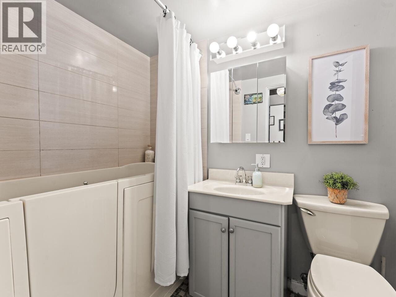 304 1975 PENDRELL STREET, Vancouver