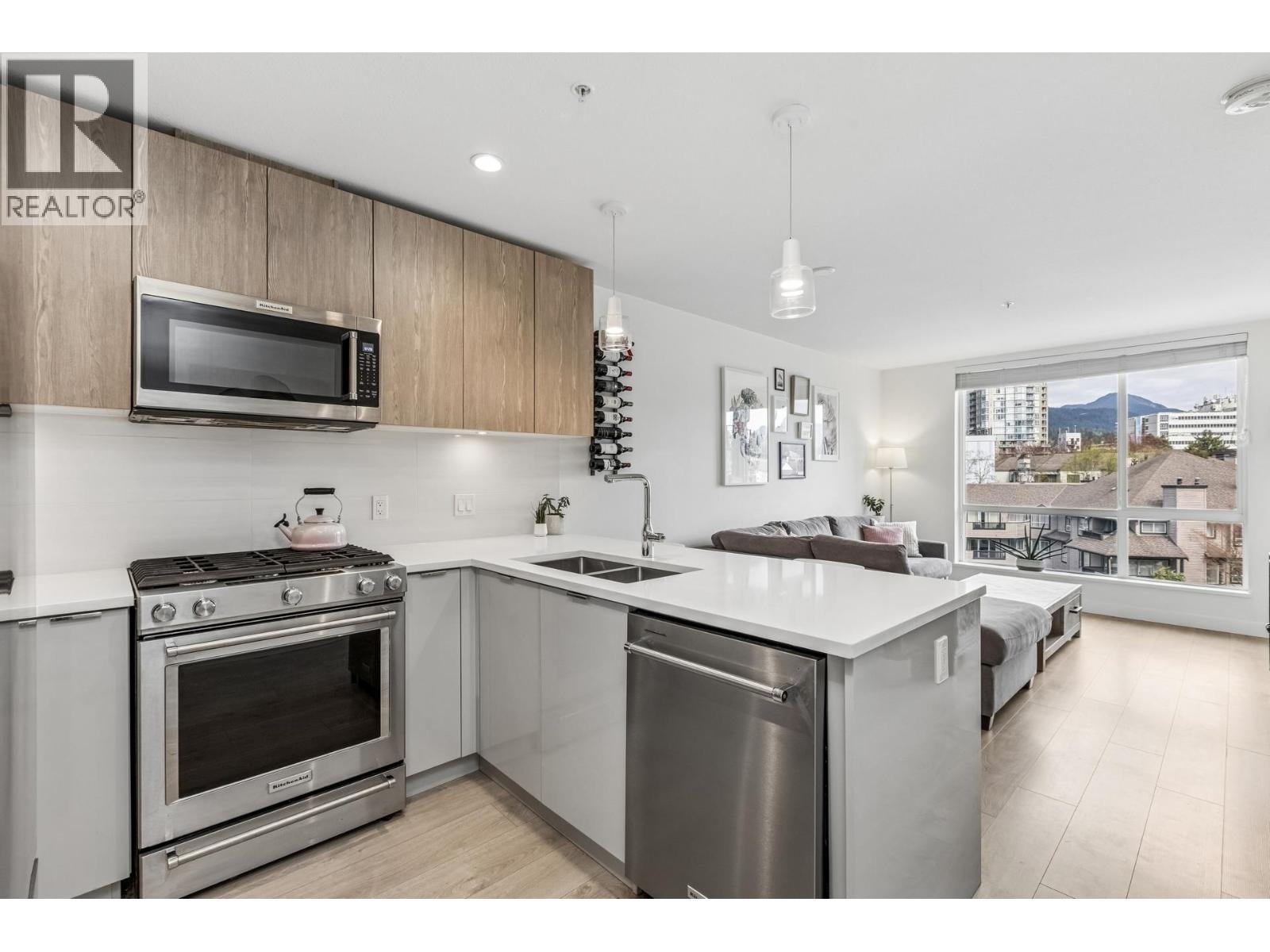 511 108 E 8TH STREET, North Vancouver