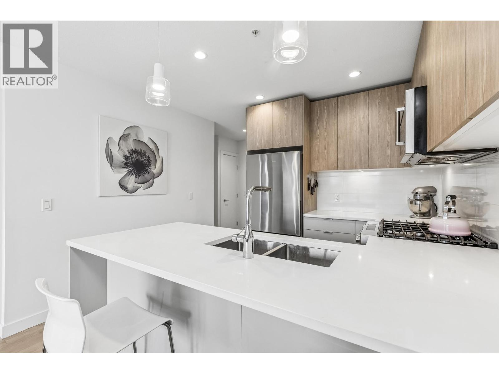 511 108 E 8TH STREET, North Vancouver