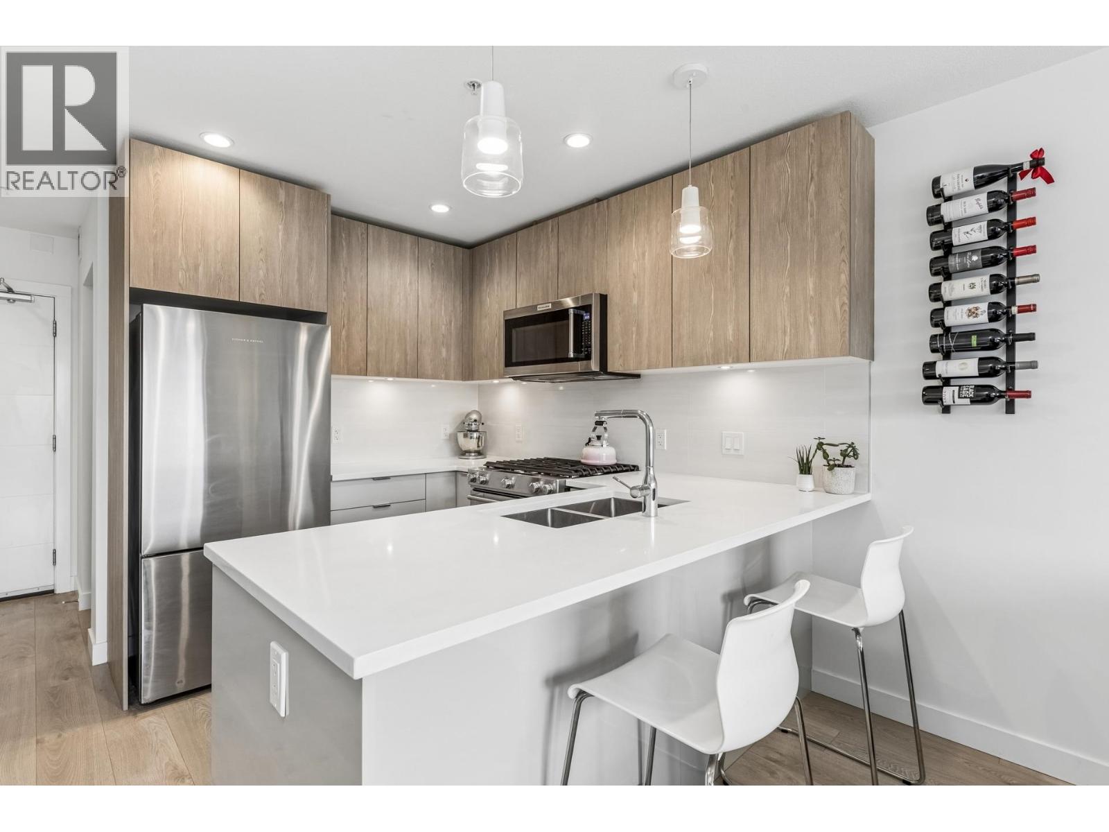 511 108 E 8TH STREET, North Vancouver