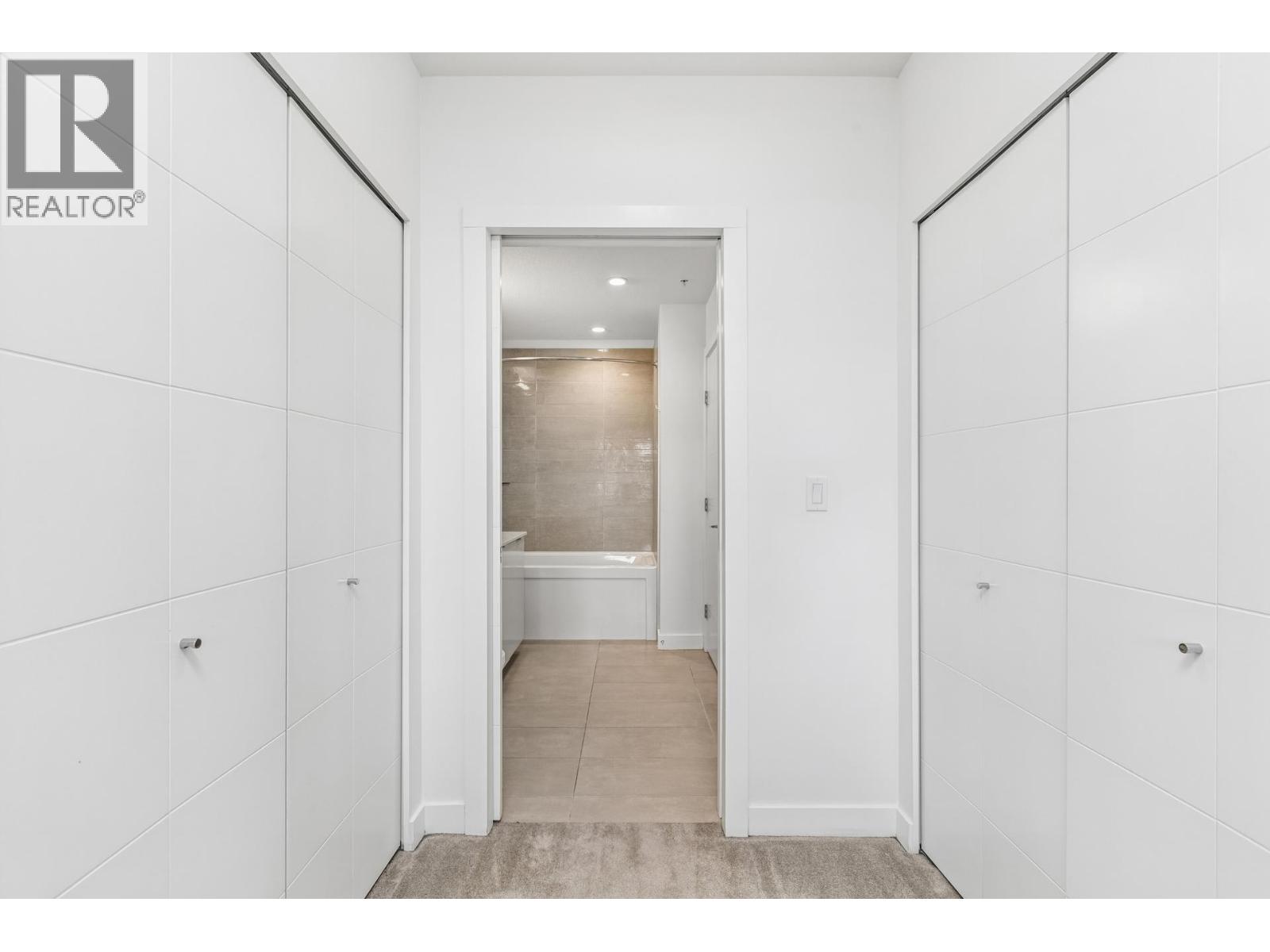 511 108 E 8TH STREET, North Vancouver