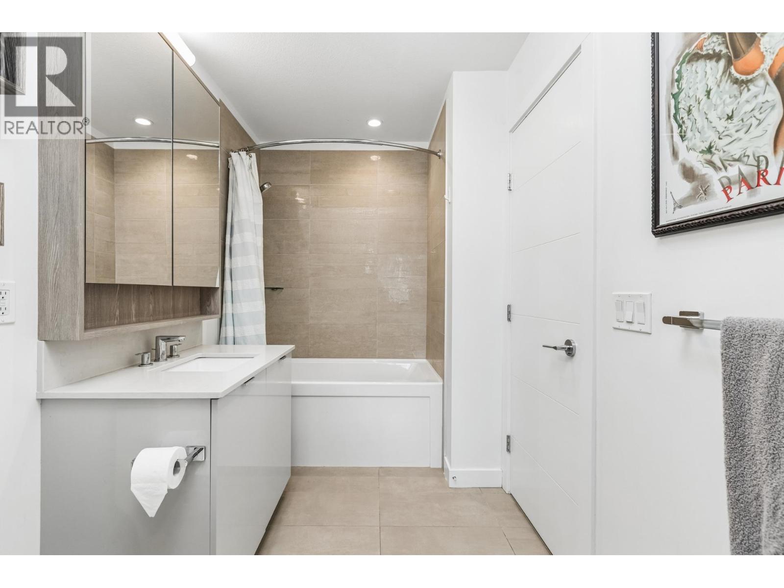 511 108 E 8TH STREET, North Vancouver