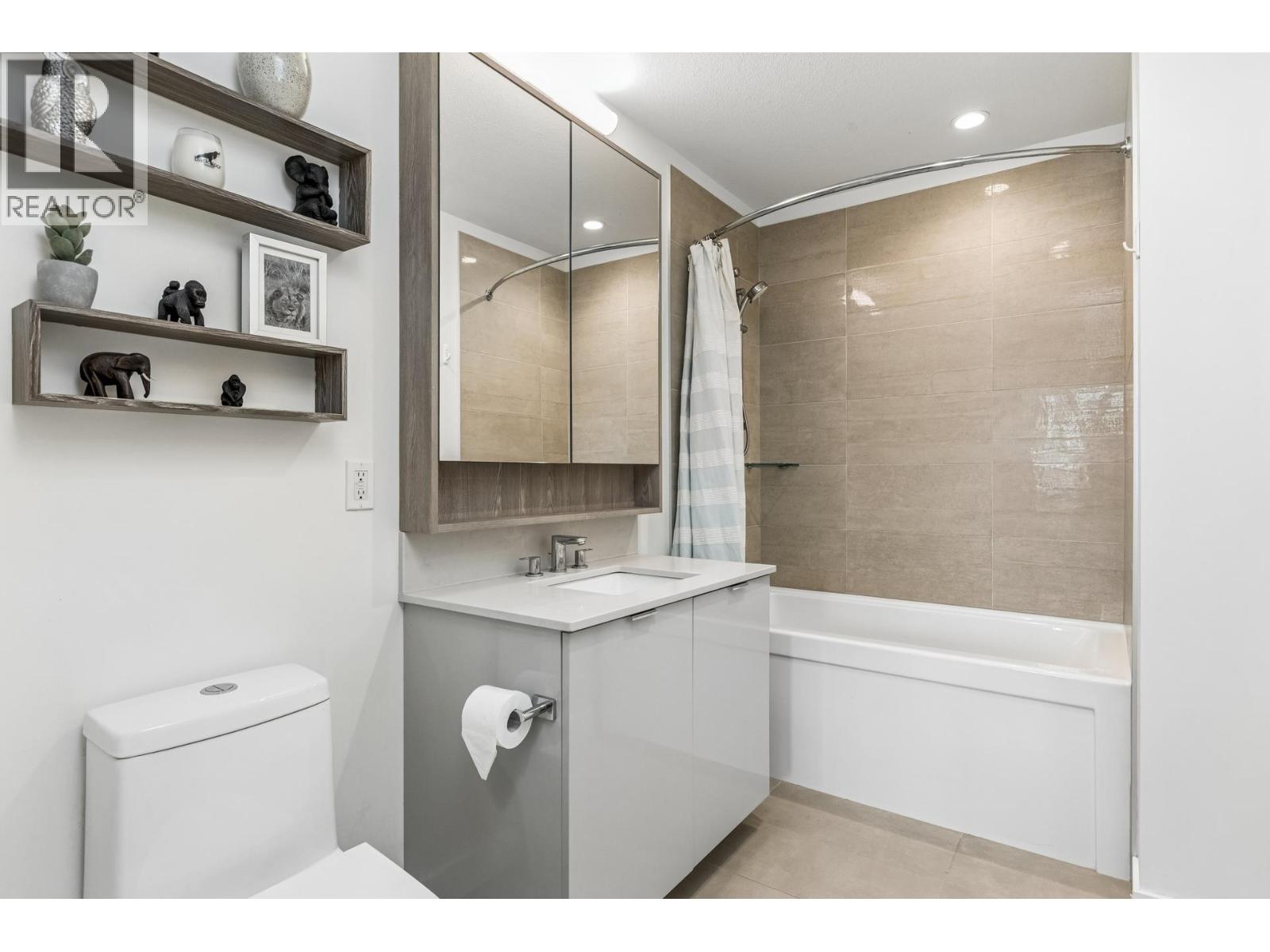 511 108 E 8TH STREET, North Vancouver