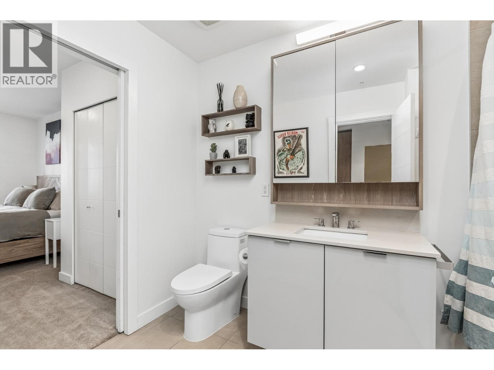 511 108 E 8TH STREET, North Vancouver