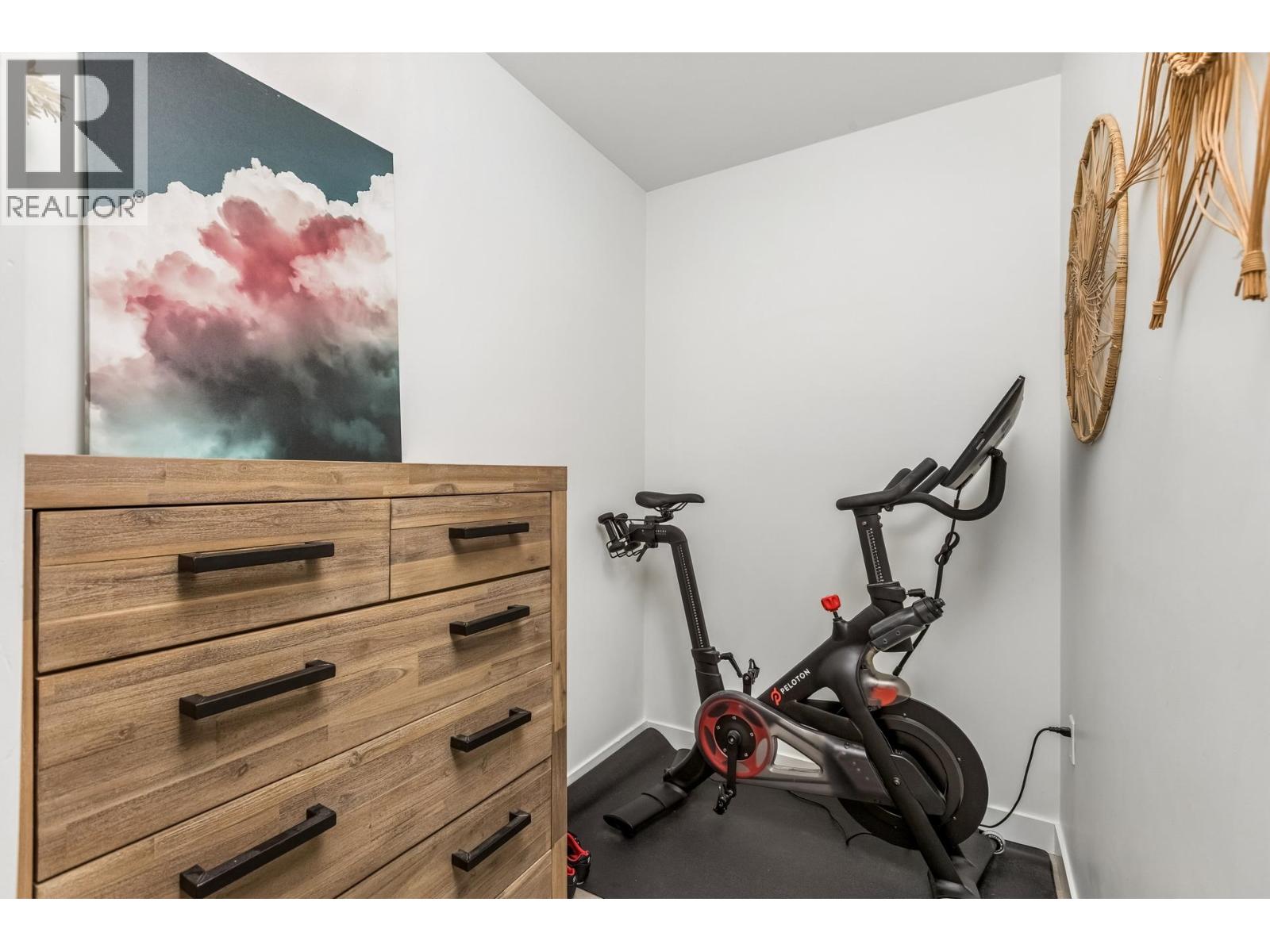 511 108 E 8TH STREET, North Vancouver