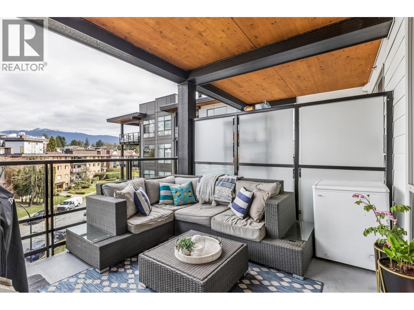 511 108 E 8TH STREET, North Vancouver