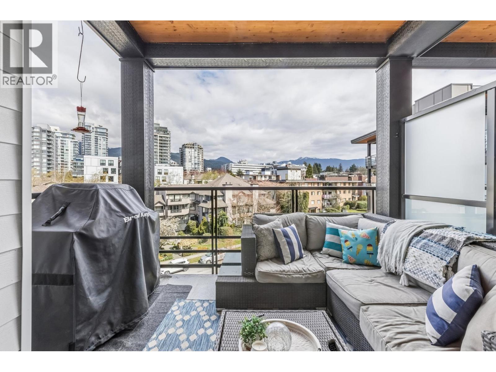 511 108 E 8TH STREET, North Vancouver