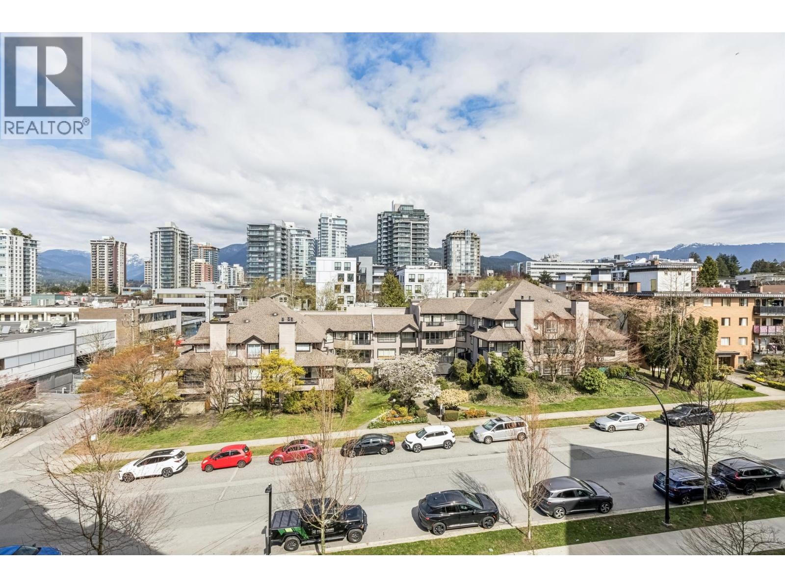 511 108 E 8TH STREET, North Vancouver