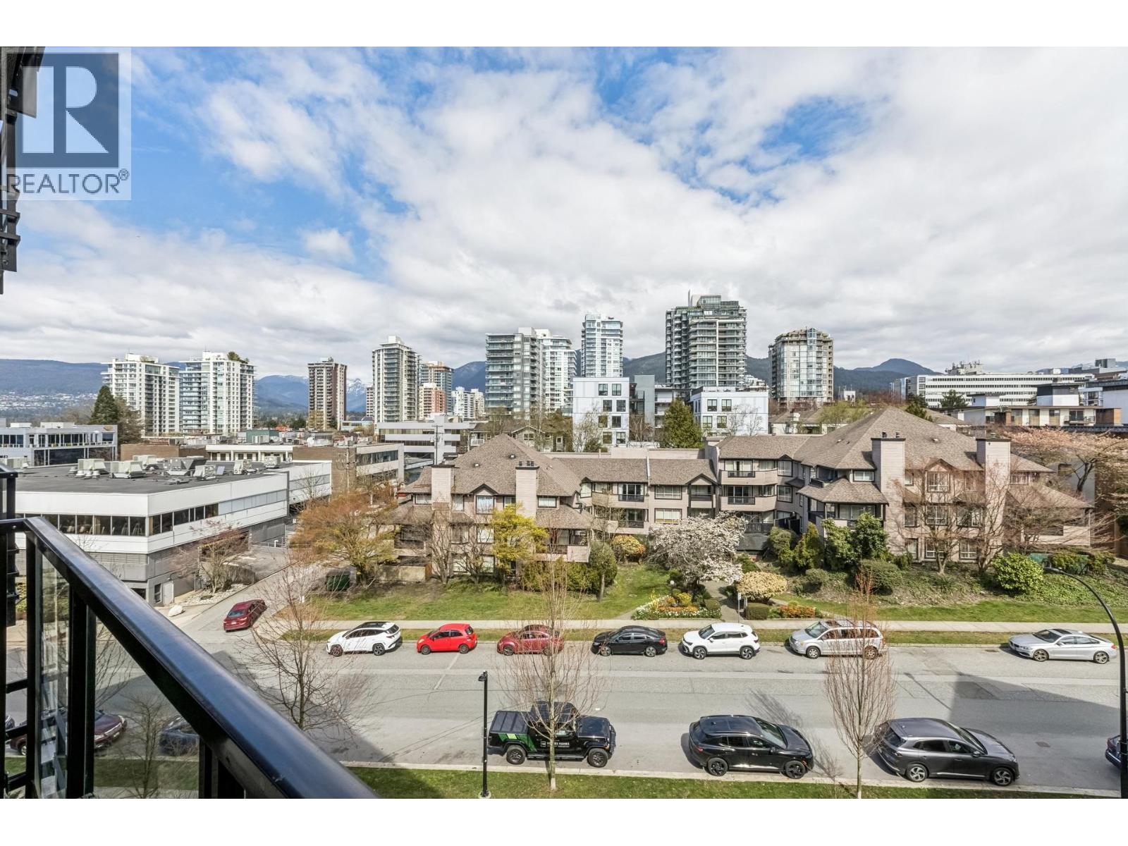 511 108 E 8TH STREET, North Vancouver