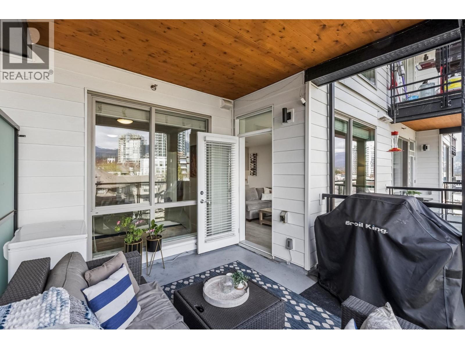 511 108 E 8TH STREET, North Vancouver