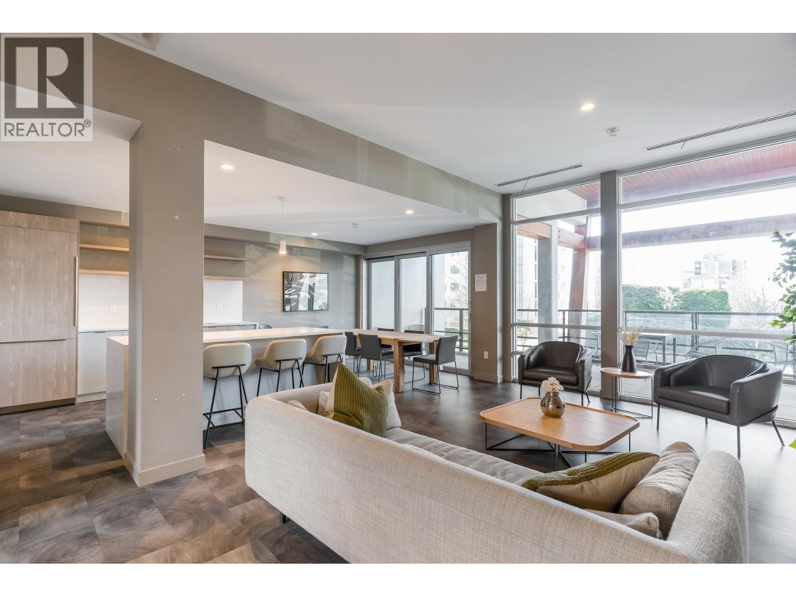 511 108 E 8TH STREET, North Vancouver