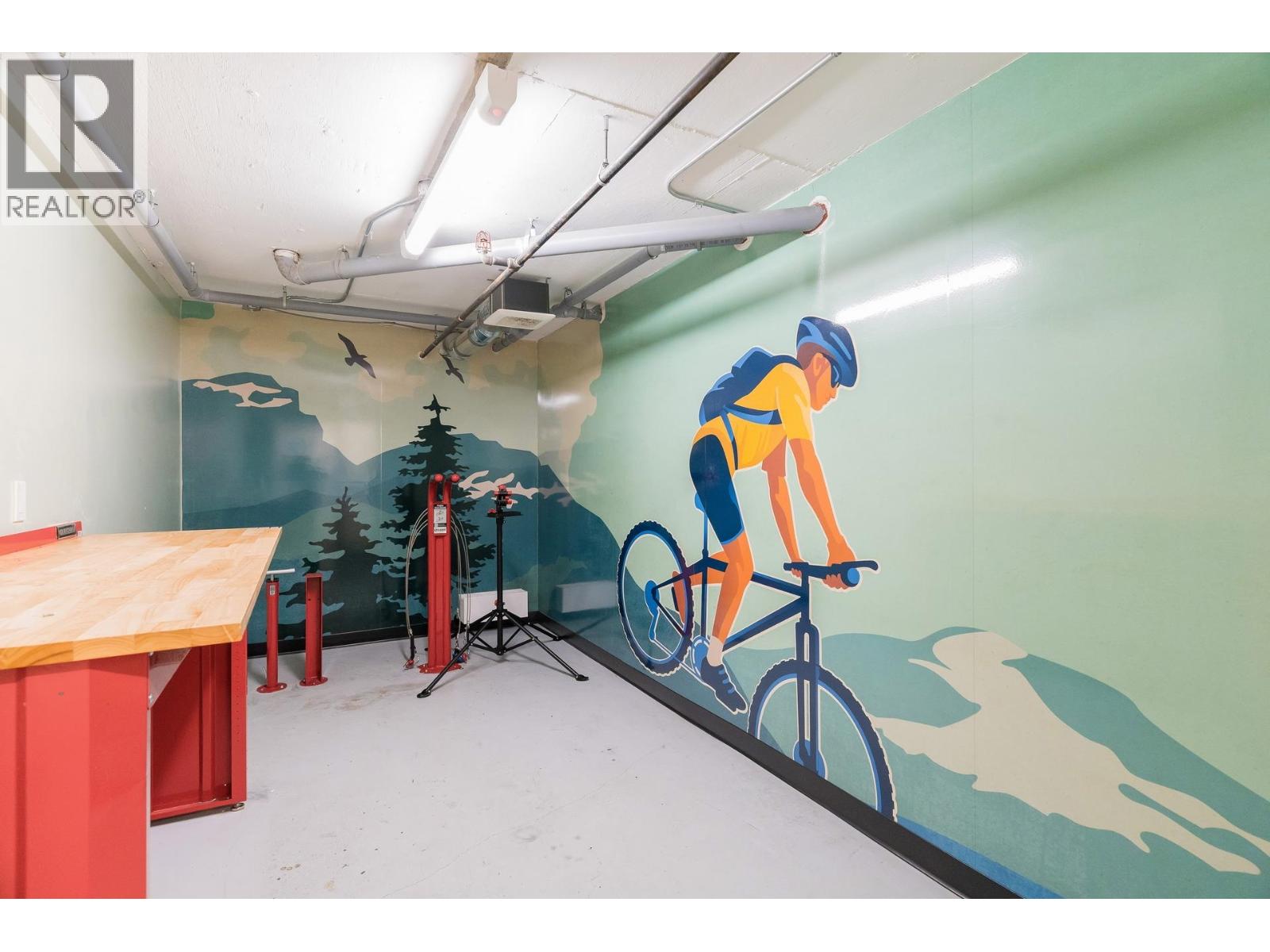 511 108 E 8TH STREET, North Vancouver