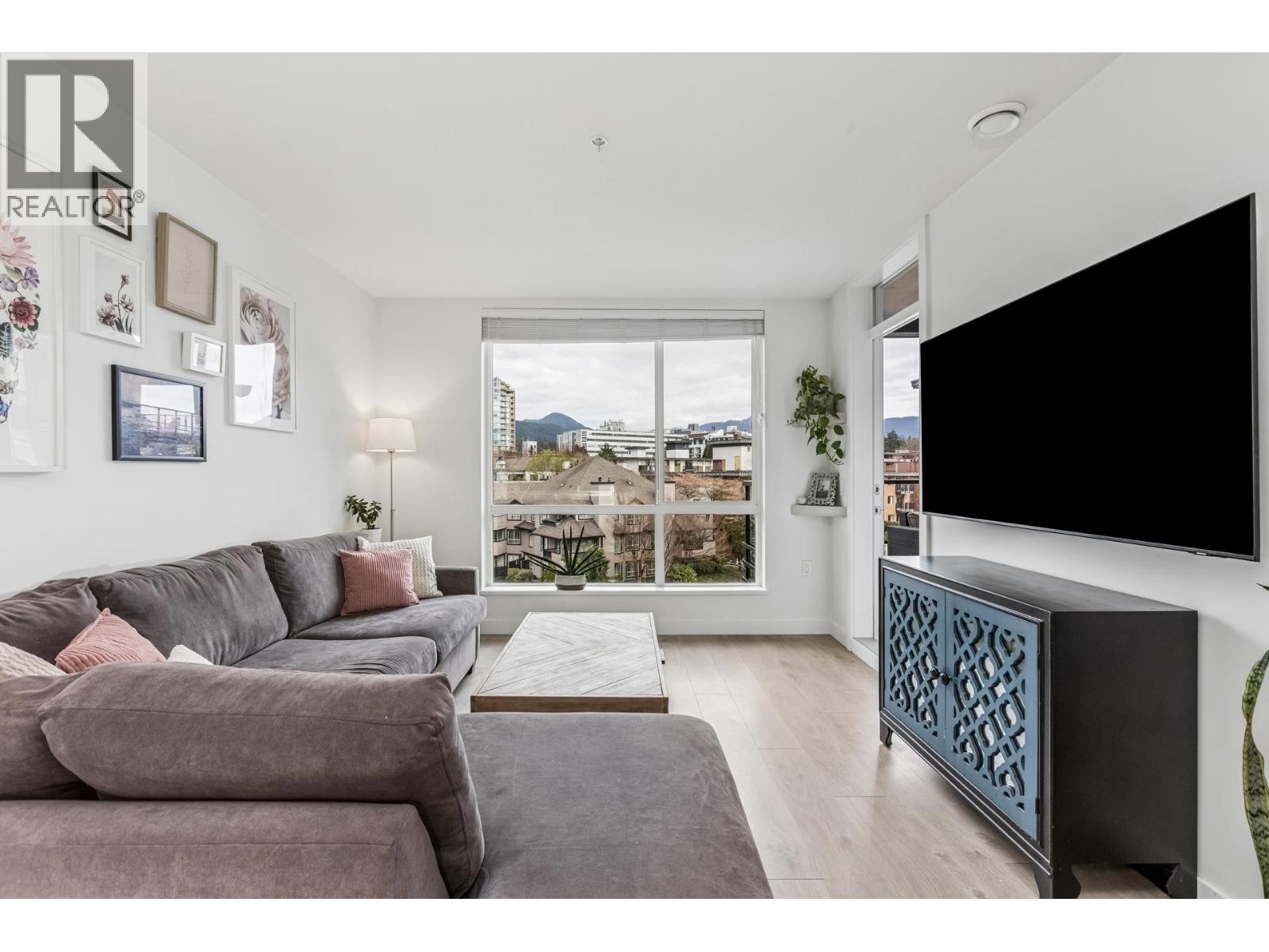 511 108 E 8TH STREET, North Vancouver