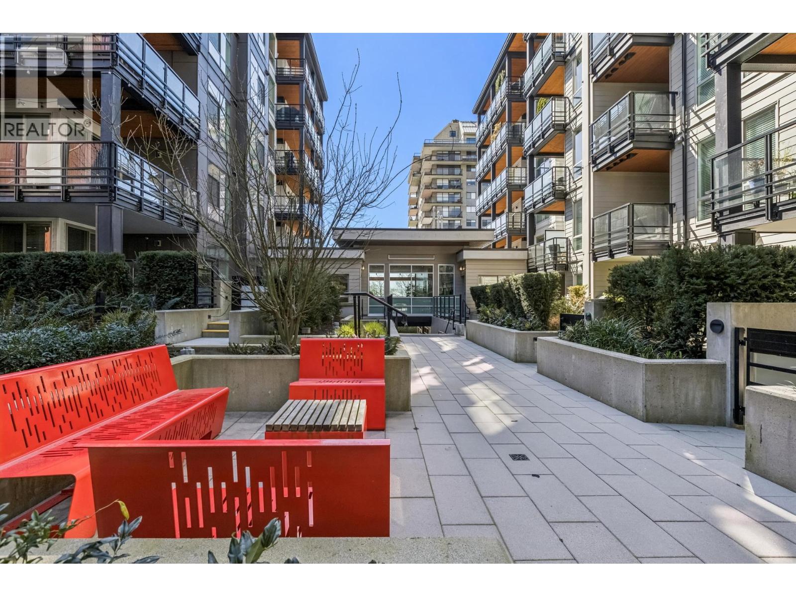 511 108 E 8TH STREET, North Vancouver