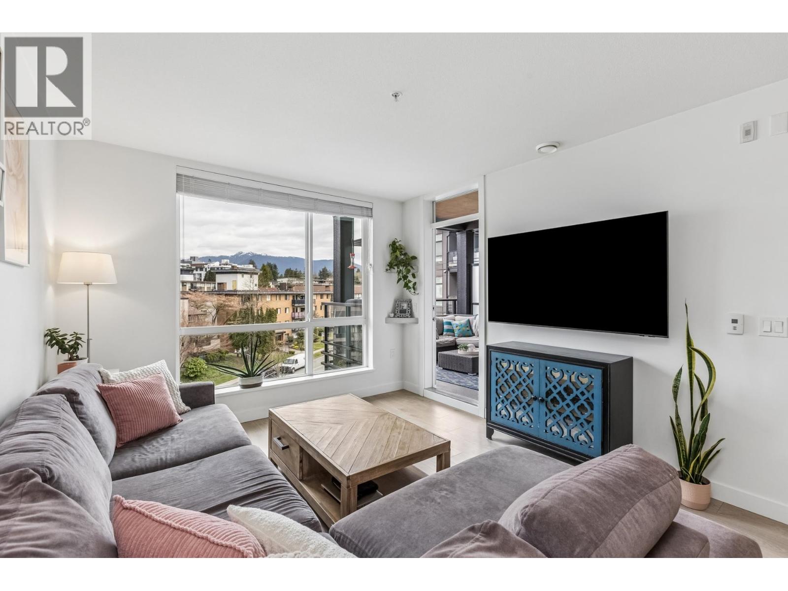 511 108 E 8TH STREET, North Vancouver