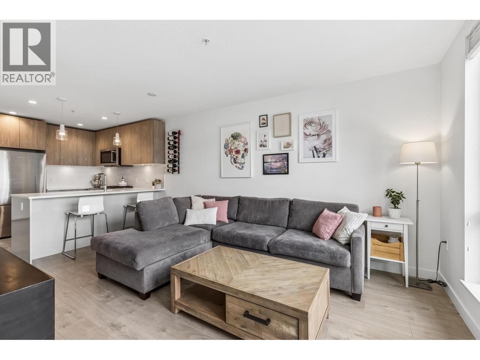 511 108 E 8TH STREET, North Vancouver