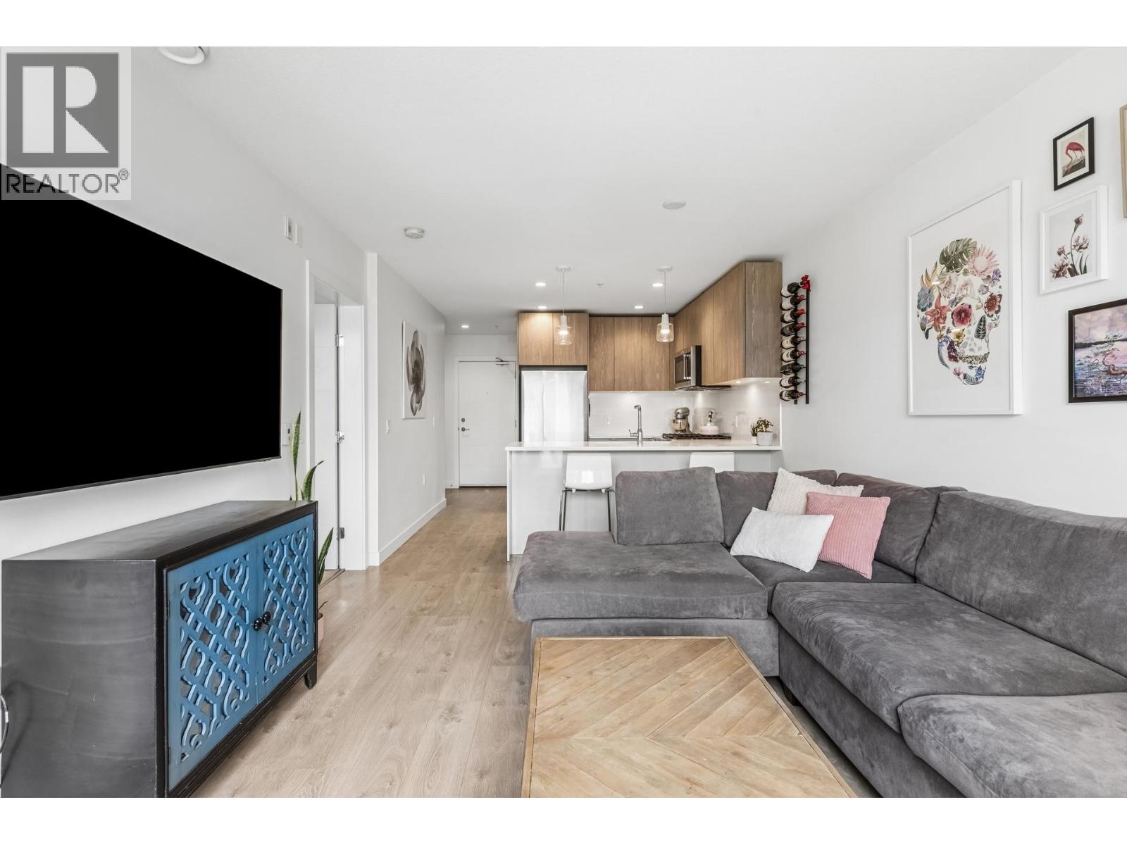 511 108 E 8TH STREET, North Vancouver