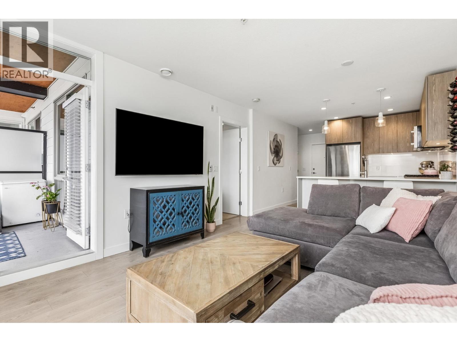 511 108 E 8TH STREET, North Vancouver