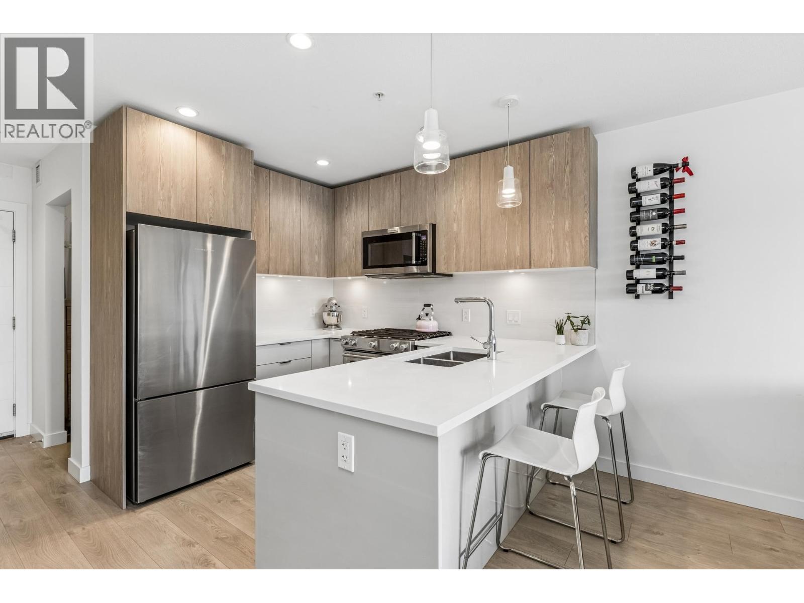 511 108 E 8TH STREET, North Vancouver