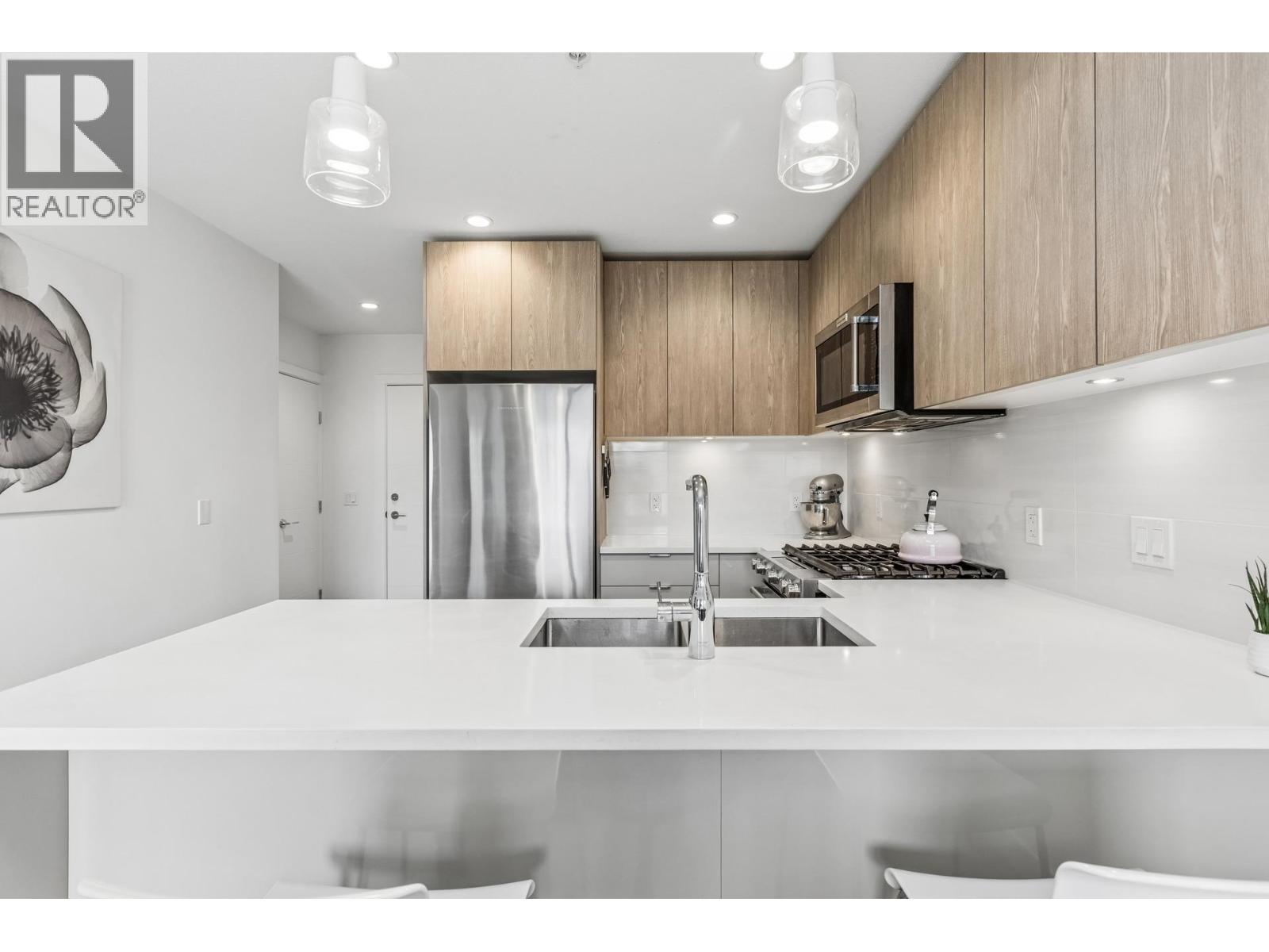 511 108 E 8TH STREET, North Vancouver